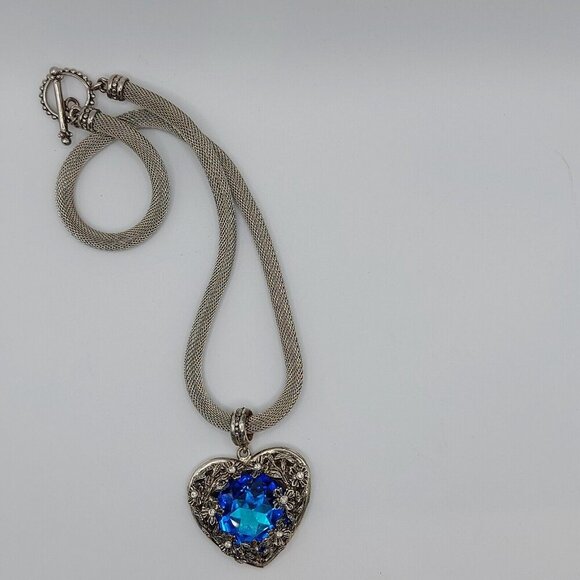 Vintage puffed heart locket necklace with blue crystal stone and floral details - Picture 7 of 7